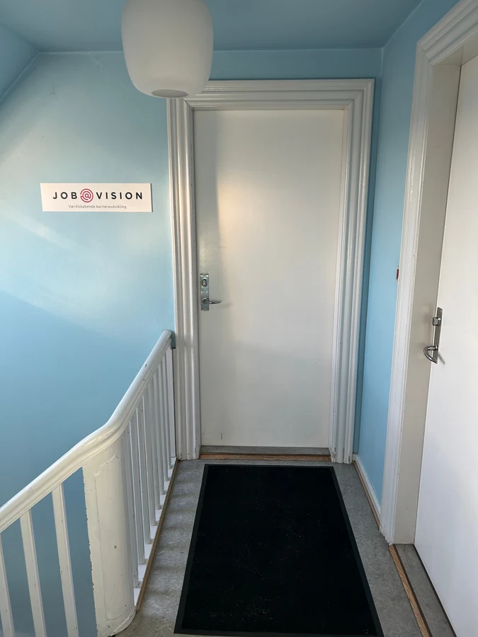 Hvid dør på 2. sal