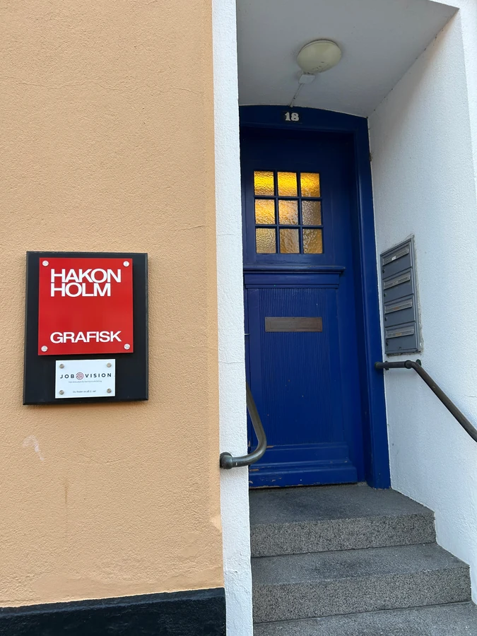 Blå dør - indgang fra gaden